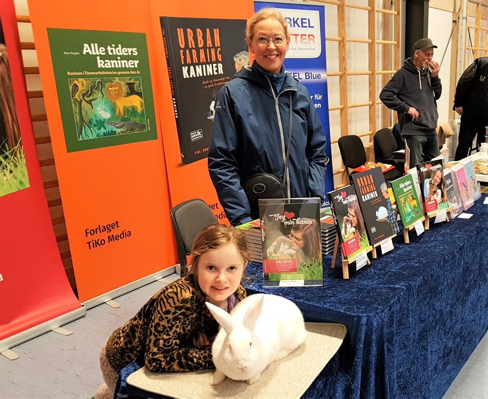 Tine Kortenbach på standen ved landsudstillingen for kaniner den 14.-16. februar i Midtdjurs Hallen.